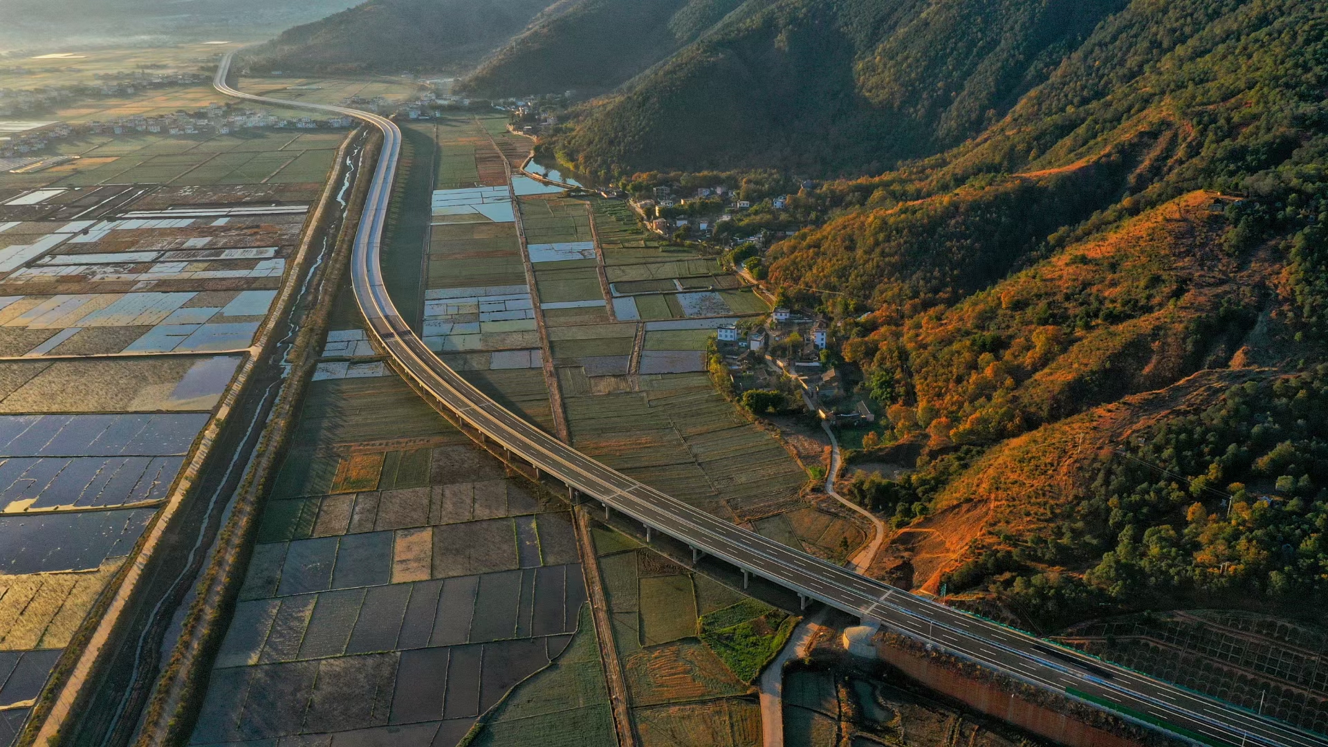 三川特大桥俯瞰（自西向东）.jpg