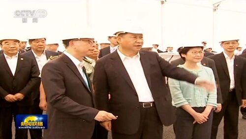 2017年7月1日，国家主席习近平考察港珠澳大桥香港 段建设工地和香港国际机场第三跑道建设情况.jpg